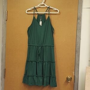 Newshows Size M Green Sleeveless V Neck Tiered Midi Dress